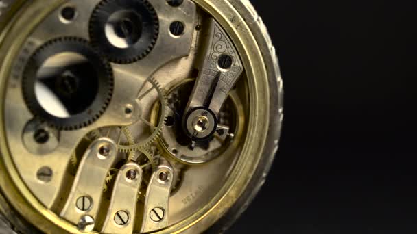 Engranajes y resorte principal en el mecanismo de un reloj de bolsillo — Vídeo de stock