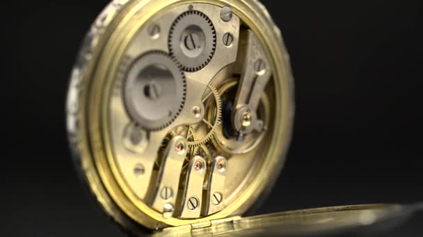 Starožitné kapesní hodinky proti otáčení na černém pozadí — Stock video