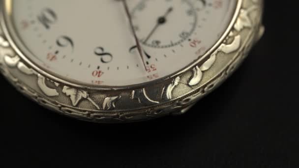 Oude zilveren zakhorloge met het tweede verplaatsen. — Stockvideo