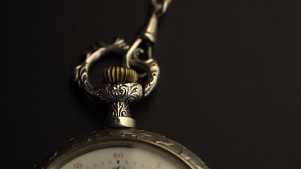 Карманные часы со старинным дизайном крупным планом черного фона — стоковое видео