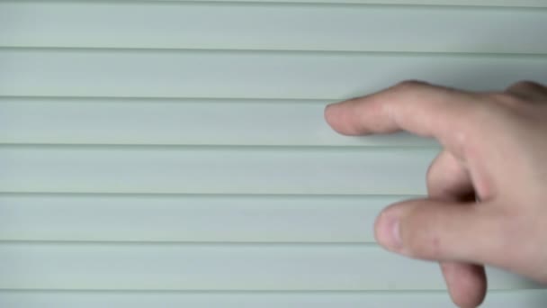 人間の指のクローズ アップ ビューを開く白いブラインド 緑色の画面 — ストック動画
