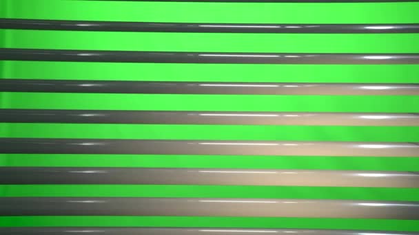 Jalousie gedeeltelijk verlicht door een zaklamp en open. Groen scherm — Stockvideo