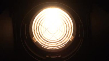 Fresnel spot aydınlatan ve devre dışı bırakır. Siyah arka plan.