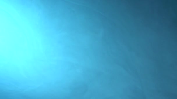 宇宙で煙の山車。明るい青色の背景. — ストック動画