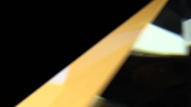 Farklı renklerde parıldayan elmas kenar. Siyah arka plan.