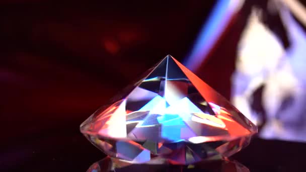 Diamante está girando y brillando con el color rojo y azul — Vídeo de stock