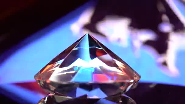 El diamante brilla con reflejos porque es multifacético y transparente — Vídeo de stock