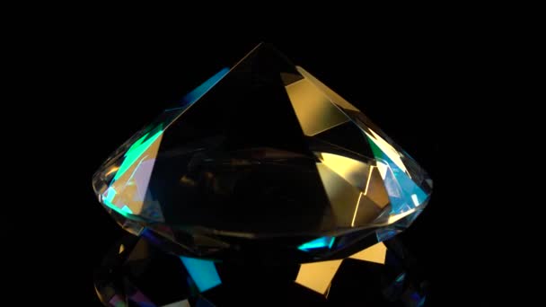 Diamant draait langzaam met een scherpe einde omhoog. Zwarte achtergrond — Stockvideo