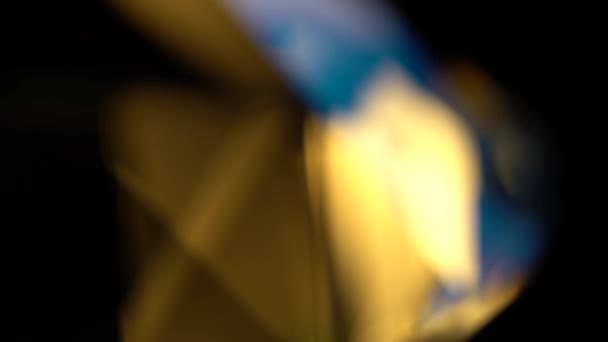 Abstrakta lampor bokeh i blått och gult. Svart bakgrund — Stockvideo