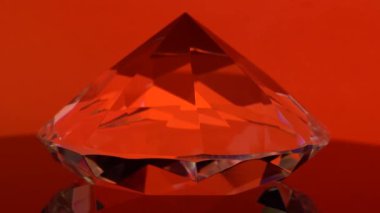 Elmas iplik ve kırmızı renkle parıldayan. Kırmızı bir arka plan