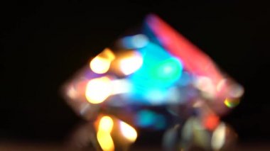 Kırmızı mavi sarı ve beyaz soyut ışıklar bokeh. Siyah arka plan