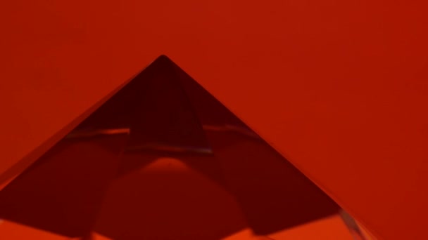 Puntige einde van de diamant draait en glinstert. Rode achtergrond — Stockvideo