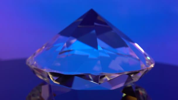 Diamant is spinnen en glinsterende met blauwe kleur. Blauwe achtergrond. — Stockvideo