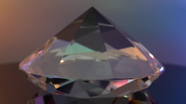 Un diamant tourne et brille dans des tons doux 