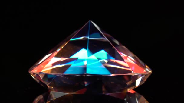 Diamant rayonne de reflets car il est multiforme et transparent. Fond noir 