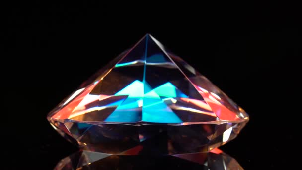 Diamant rayonne de reflets car il est multiforme et transparent. Fond noir — Video