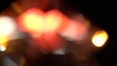 Sarı kırmızı ve turuncu ışıklar bokeh soyut. Siyah arka plan