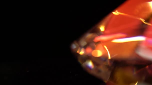 Gyémánt szélét világít ragyogó tarka kiemeli. Fekete háttér — Stock videók