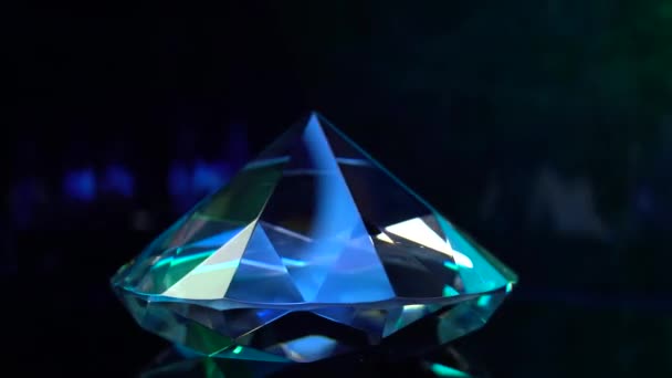 Diamant dreht sich und schimmert in blauer Farbe. schwarzer Hintergrund — Stockvideo