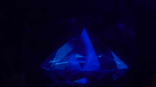 Onun noktası üzerinde kristal berraklığında parlak kesim elmas duran döner — Stok video