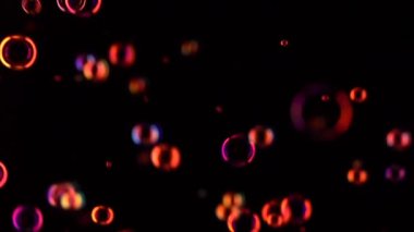 Küçük yuvarlak şeffaf sabun köpüğü sinek. Ağır çekim. Siyah arka plan