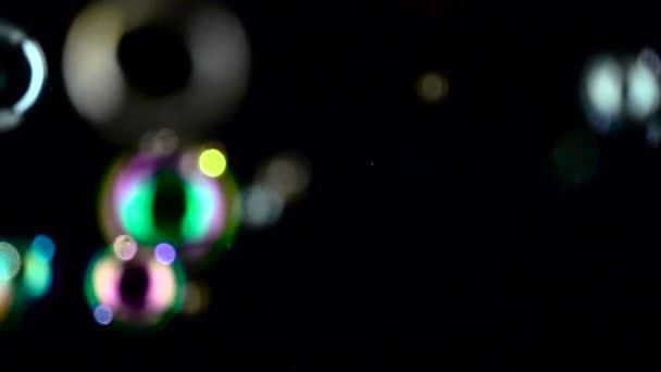 Résumé petites lumières vives mouche bokeh. Au ralenti. milieux noirs 