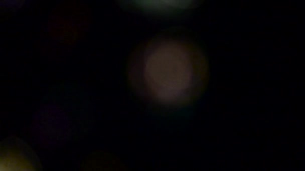 Αφηρημένη φώτα bokeh μύγα. Αργή κίνηση. Μαύρο φόντο — Αρχείο Βίντεο