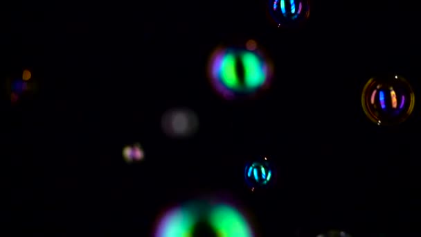 Zwevende zeepbellen in de lucht close-up. Slow-motion. Zwarte backgroungs — Stockvideo