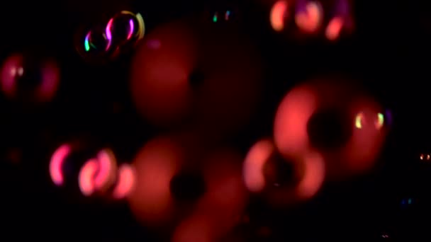 Lumières abstraites bokeh voler de près. Au ralenti. milieux noirs — Video