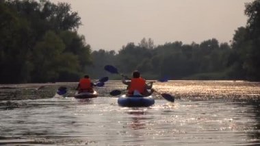 Kayak nehrin dibini ben bir gün batımı gün kanocu kadeh