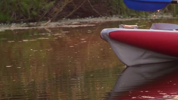 Descente sur la rivière en kayak au milieu des fourrés, vue du nez du navire. Mouvement lent — Video