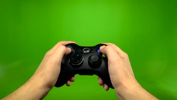 Joven juego manos controlando teclas de joystick jugando en la pantalla verde — Vídeos de Stock