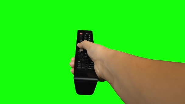 TV de controle remoto preto mudando um canal. Tela verde — Vídeo de Stock