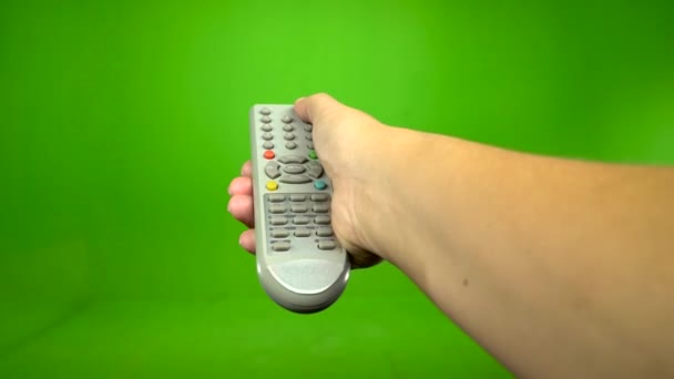Γκρι τηλεχειριστήριο τηλεόρασης αλλάζει ένα κανάλι. Πράσινη οθόνη — Αρχείο Βίντεο
