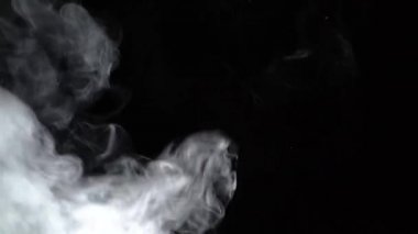 Siyah bir arka plan üzerinde beyaz buhar yükselir