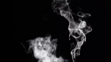 Siyah arka plan üzerine billowing duman