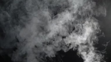 Siyah arka plan üzerinde buhar