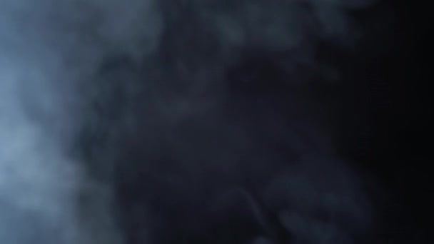 Nuvem de fumaça no fundo preto em luz azul — Vídeo de Stock