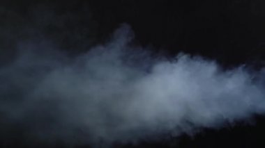 Duman etkisi duman makinası siyah arka plan üzerine