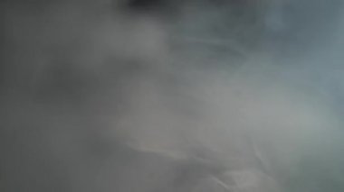 Siyah arka plan üzerine üstten duman