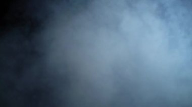 Duman etkisi duman makinası siyah arka plan üzerine