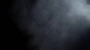 Mavi ışık siyah arka plan üzerinde bulut duman