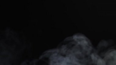 Sol tarafında siyah arka plan hareketli beyaz duman