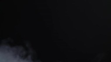 Dumanlı bulutlar siyah bir arka plan üzerinde