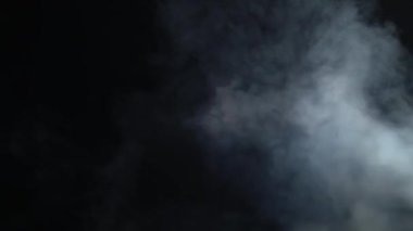 Siyah bir arka plan üzerinde beyaz buhar yükselir