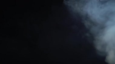 Sol tarafında siyah arka plan hareketli beyaz duman