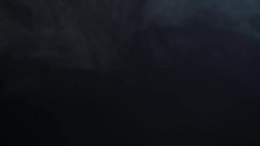 Duman etkisi duman makinası siyah arka plan üzerine