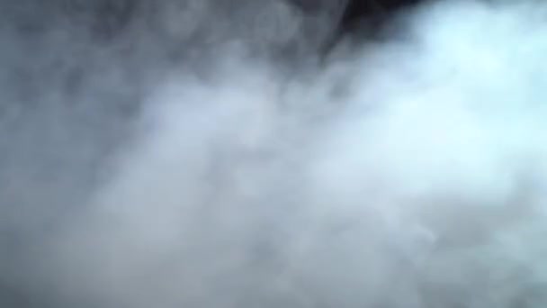 수직으로 검은 배경 위에 흰색 연기를 위치 — 비디오