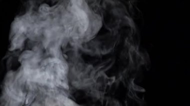 Siyah arka plan üzerine billowing duman. Ağır çekim