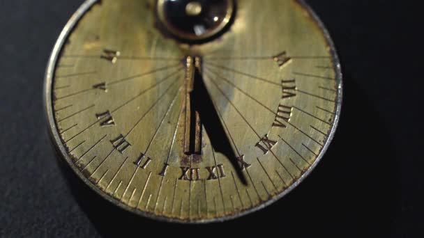 Orologio solare vintage. Fondo nero. Da vicino. — Video Stock